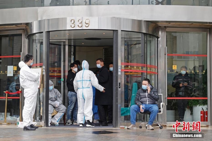 上海一居民區(qū)被列為中風(fēng)險(xiǎn)地區(qū) 直擊防控現(xiàn)場(chǎng)