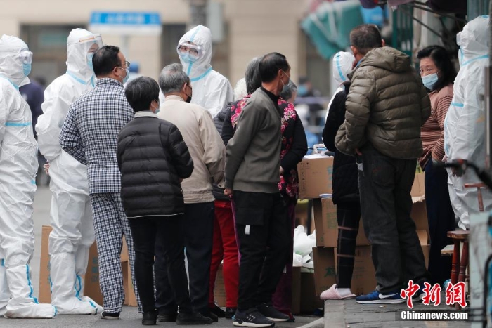 上海一居民區(qū)被列為中風(fēng)險(xiǎn)地區(qū) 直擊防控現(xiàn)場(chǎng)