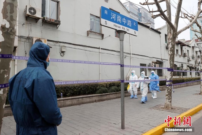 上海一居民區(qū)被列為中風(fēng)險(xiǎn)地區(qū) 直擊防控現(xiàn)場(chǎng)