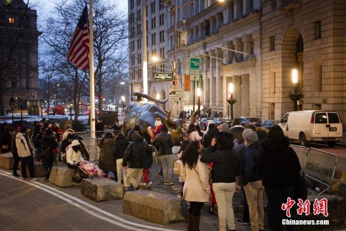 農歷牛年春節(jié)紐約華爾街銅牛人氣旺