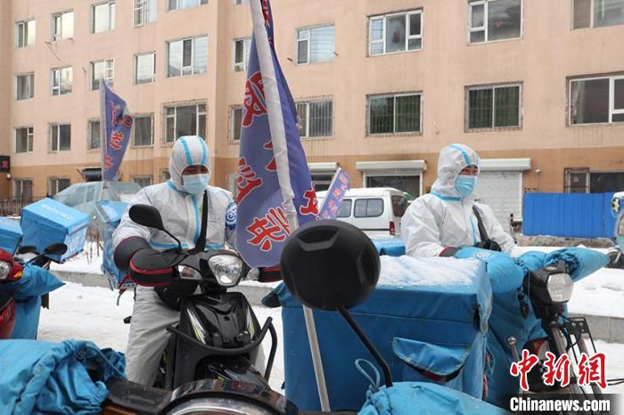 每日奔波在城市中的外賣騎手 蒼雁 攝 每日奔波在城市中的外賣騎手 蒼雁 攝