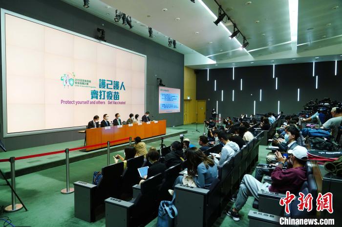香港公務(wù)員事務(wù)局局長(zhǎng)聶德權(quán)等就疫苗接種計(jì)劃會(huì)見(jiàn)傳媒。　<a target='_blank' href='http://www.chinanews.com/'>中新社</a>記者 張煒 攝
