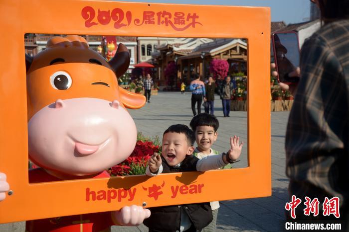 漳州古城內(nèi)年味十足，“年宵花展”吸引眾多市民拍照、賞春?！↓忲?攝