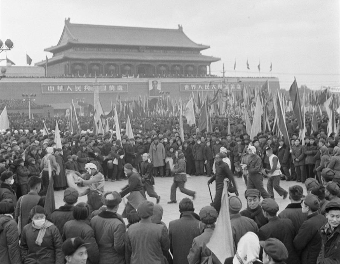 1956年1月15日，北京各界20多萬人在天安門廣場舉行慶祝社會主義改造勝利聯(lián)歡大會。新華社發(fā).jpg