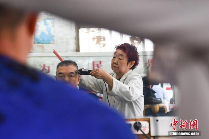 太原唯一老國(guó)營(yíng)理發(fā)店迎傳統(tǒng)“二月二”