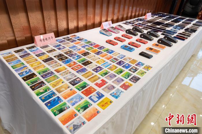 圖為警方繳獲的部分作案工具。重慶兩江新區(qū)警方供圖