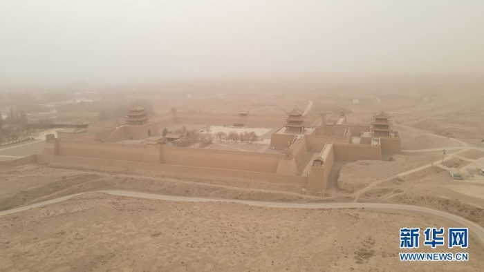 甘肅嘉峪關出現(xiàn)浮塵天氣