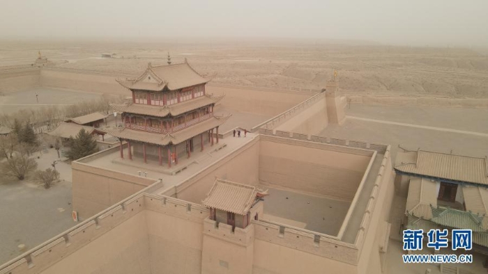 甘肅嘉峪關出現(xiàn)浮塵天氣