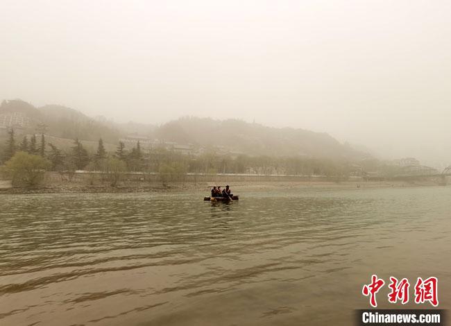 3月16日傍晚，黃河蘭州段被沙塵籠罩，遠(yuǎn)山和建筑若隱若現(xiàn)。(資料圖) 馮志軍 攝