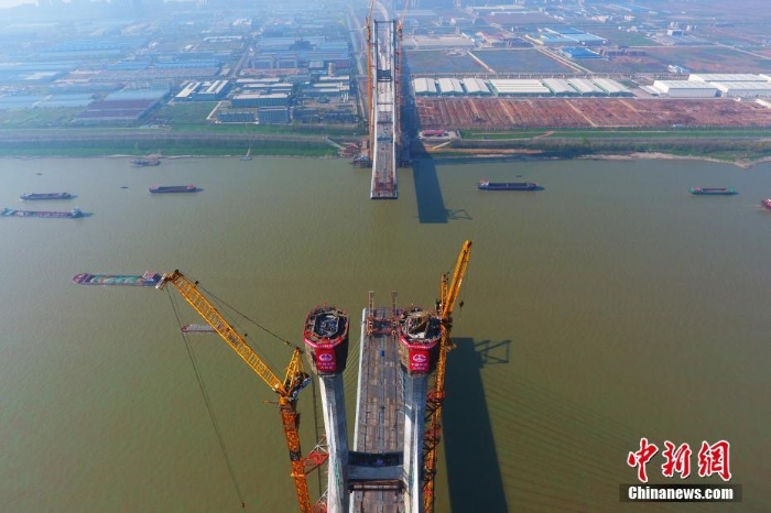 中國(guó)首座交叉索斜拉橋主塔全部封頂