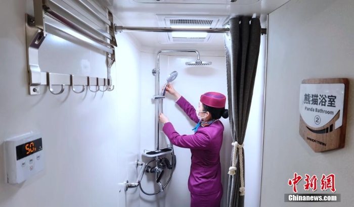 中國(guó)首趟“熊貓專列”旅游列車載客運(yùn)行