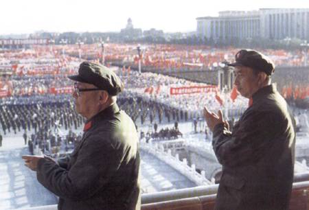 粉碎“四人幫”后，葉劍英與華國鋒在天安門城樓上.jpg