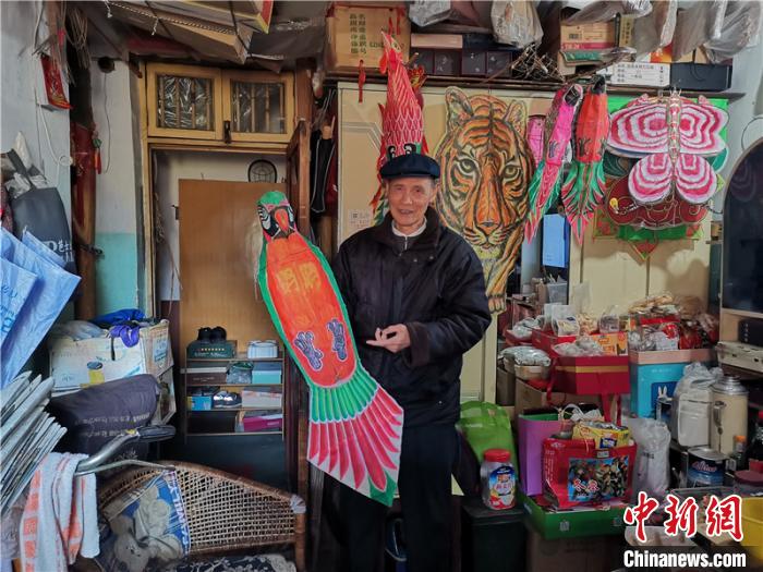 邵國強和他制作的風(fēng)箏。　翁晨丹 攝