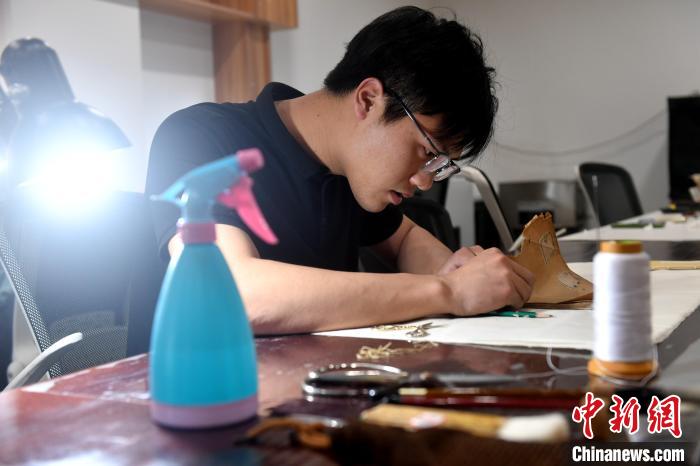 “90后”文物修復師瞿超正低頭手工修復民國時期影印的古籍《春秋繁露》?！蚊?攝