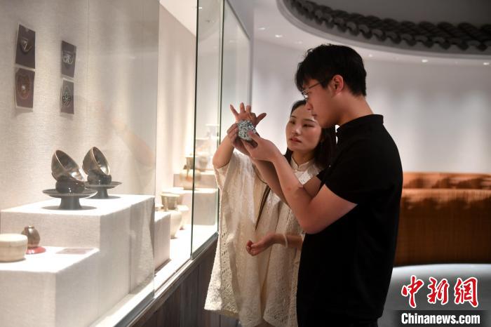 瞿超和瞿汕正在討論文物修復相關專業(yè)知識?！蚊?攝