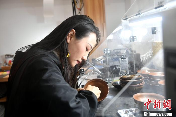 在唐潔工坊內，“90后”文物修復師瞿汕正低頭忙碌?！蚊?攝