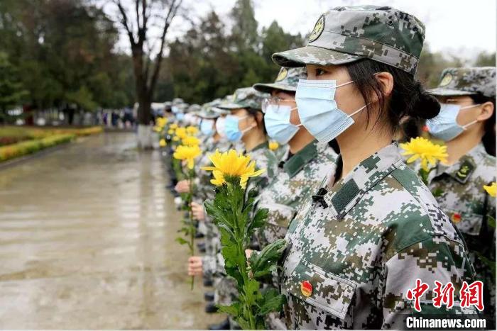 2021年4月3日，武警女兵在蘭州烈士陵園祭奠烈士。　甘肅省退役軍人事務(wù)廳供圖 攝
