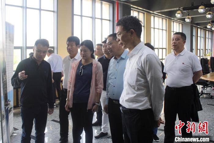 圖為參觀廣東紳威游艇有限公司?！×珠派?攝