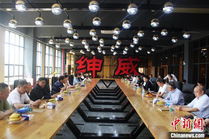 圖為在廣東紳威游艇有限公司召開(kāi)座談會(huì)?！×珠派?攝