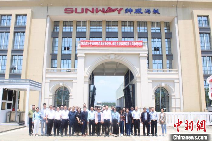 圖為合影留念?！×珠派?攝