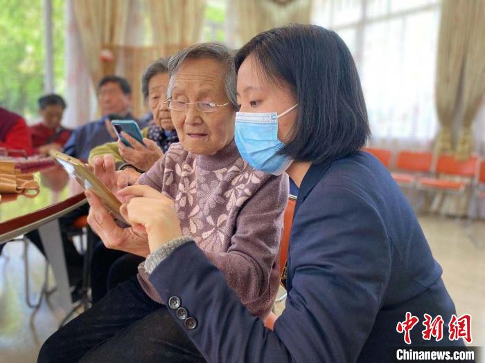 老年人學(xué)習(xí)智能手機(jī)使用 楊浦區(qū)社會(huì)福利院 供圖