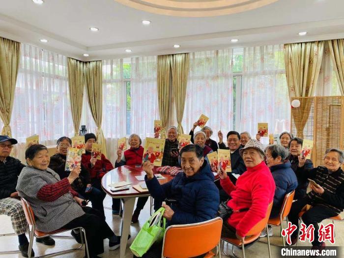 老年人學(xué)習(xí)智能手機(jī)使用 楊浦區(qū)社會(huì)福利院 供圖