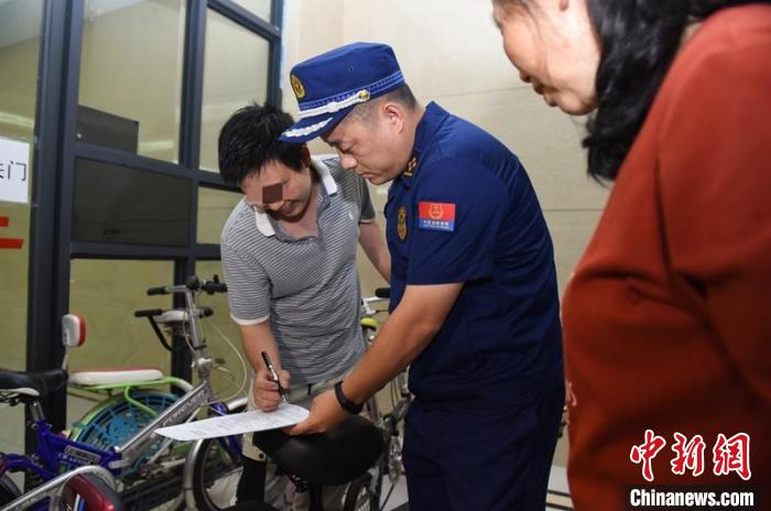 違法行為人在處罰決定書上簽字。　內(nèi)江消防供圖