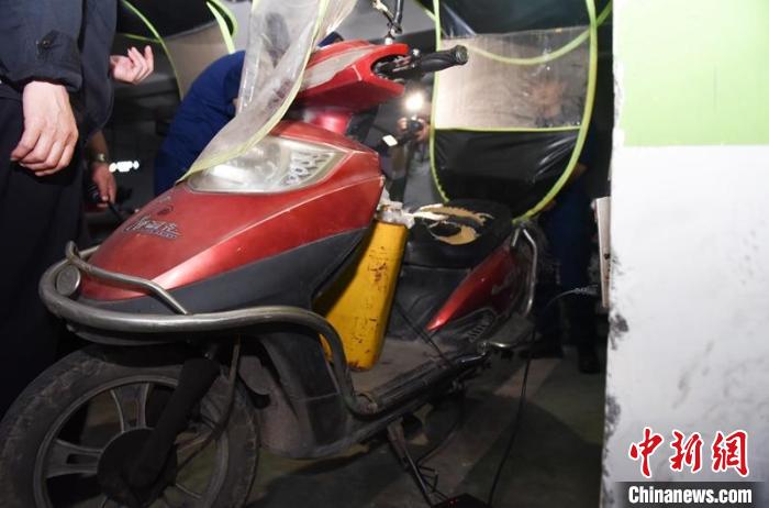 一輛正在充電的電瓶車上還放著油桶。　內(nèi)江消防供圖