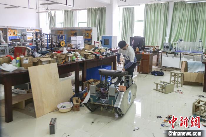 在實(shí)驗(yàn)室里，記者看到劉鑫正在操作智能爬樓輪椅?！⒘?攝