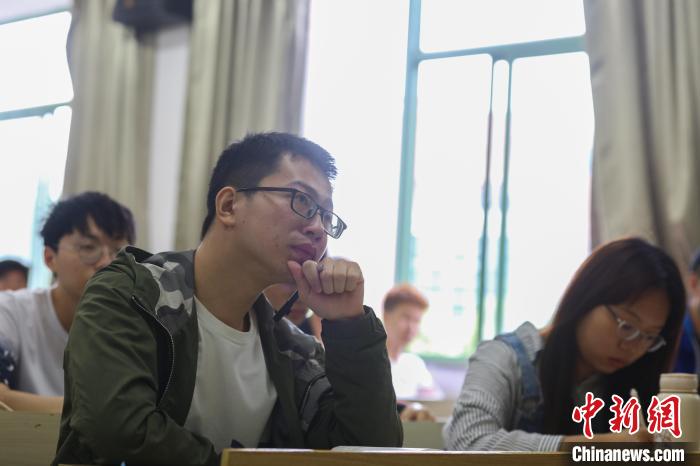 今年23歲的劉鑫是南昌航空大學(xué)飛行器工程學(xué)院的一名大三學(xué)生?！⒘?攝