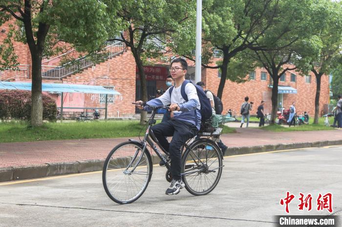 5月18日，劉鑫下課后騎車前往工作室?！⒘?攝