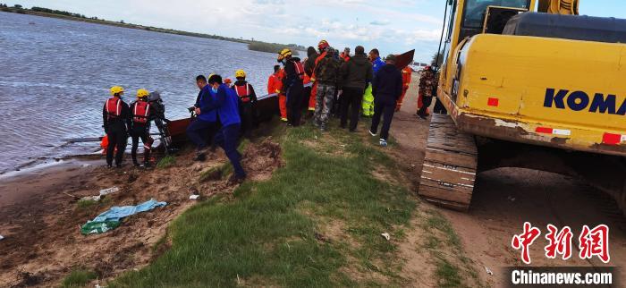 救援人員查看沉船狀況?！『邶埥∷暇仍行墓﹫D