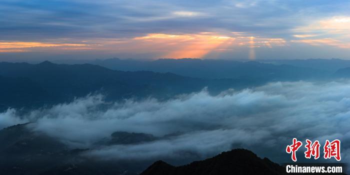三峽庫區(qū)雨后云海猶如廣闊海洋?！±子?攝
