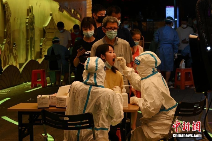 廣州:民眾排隊做核酸檢測