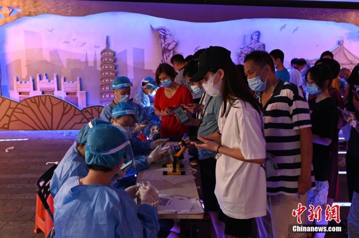 廣州:民眾排隊做核酸檢測