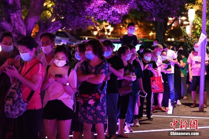 廣州:民眾排隊做核酸檢測