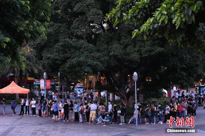 廣州:民眾排隊做核酸檢測