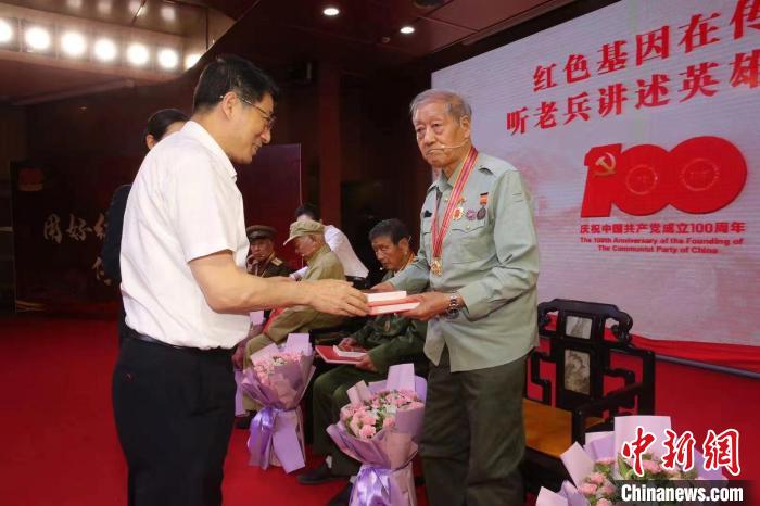 山東省暨濟(jì)南市“紅色基因在傳承—聽老兵講述英雄故事”活動6月5日在山東省圖書館舉行?！⊥跽?攝