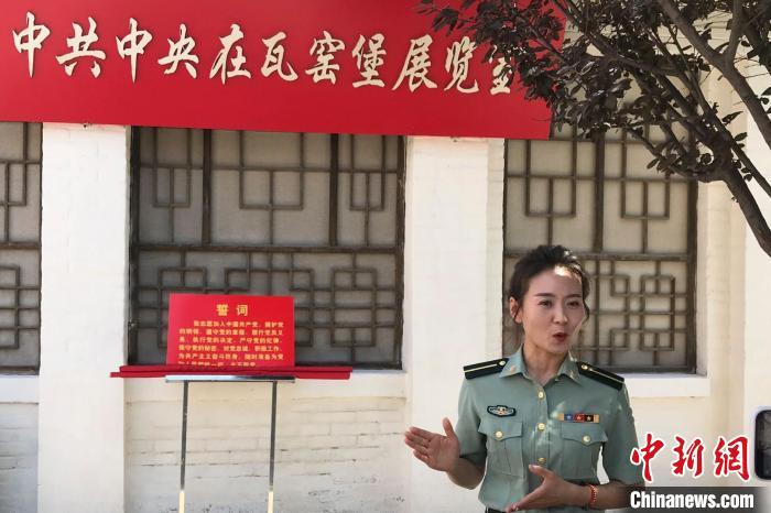 圖為魏娟正在講解瓦窯堡革命歷史?！∶疯O瀧 攝