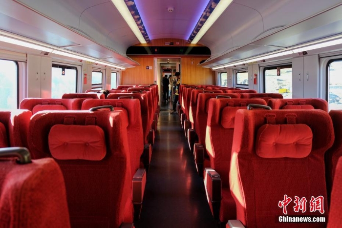 復(fù)興號開進(jìn)西藏 拉薩至林芝鐵路即將開通運(yùn)營