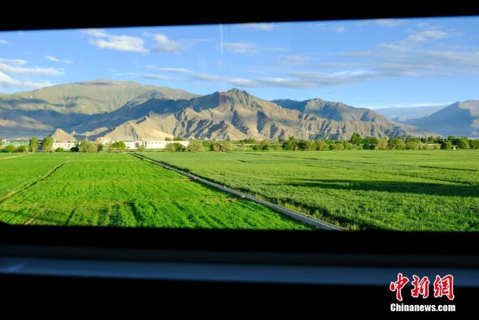 復(fù)興號開進(jìn)西藏 拉薩至林芝鐵路即將開通運(yùn)營