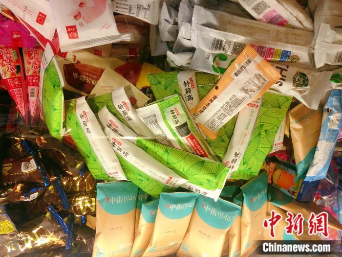 資料圖：便利店冷柜里的鐘薛高和其他網(wǎng)紅雪糕們。 <a target='_blank' href='http://www.chinanews.com/' >中新網(wǎng)</a> 左宇坤 攝