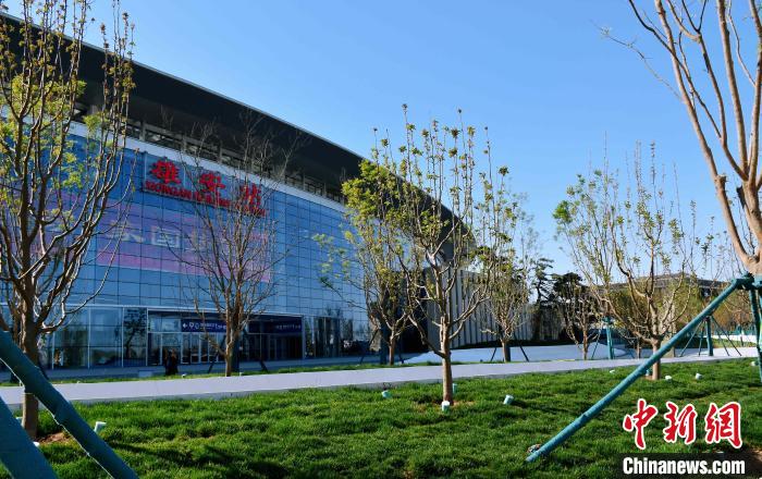 京雄城際鐵路雄安站配套工程———新月公園正式建成并開園迎客?！≈需F十二局集團(tuán)供圖