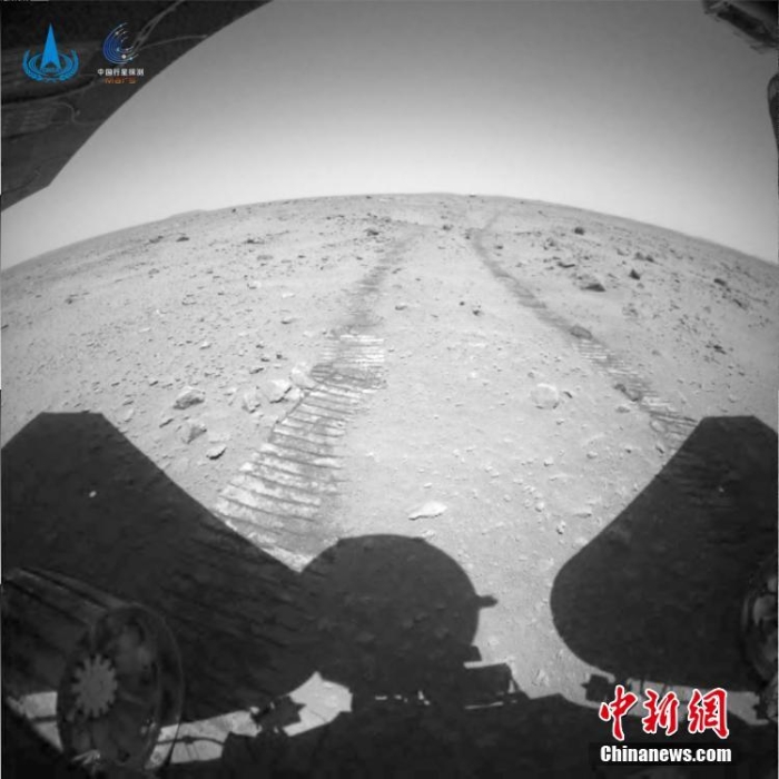 天問一號任務著陸和巡視探測實拍影像發(fā)布 “祝融號”累計行駛236米