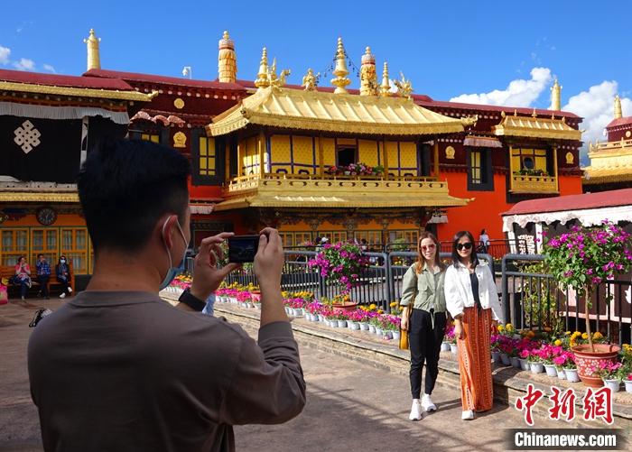 訪問團成員在拉薩參觀大昭寺。冉文娟 攝