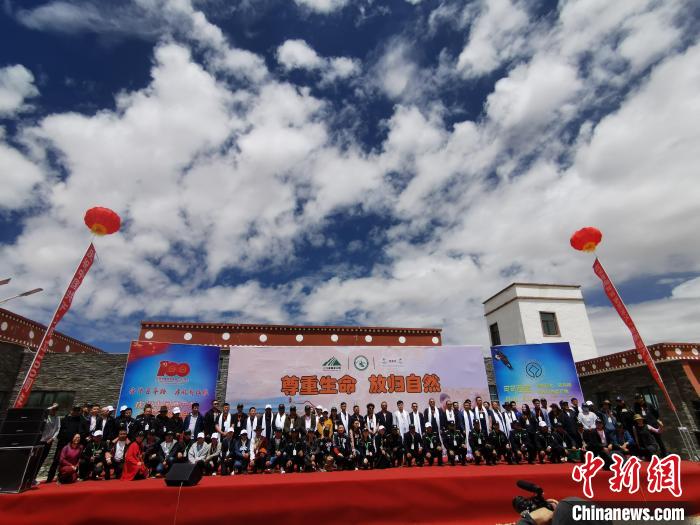 圖為“尊重生命，放歸自然”藏羚羊放歸大自然主題活動(dòng)現(xiàn)場(chǎng)。　永措 攝