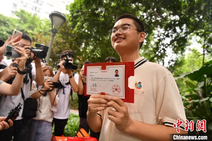 考生收到第一封錄取通知書。　張浪 攝