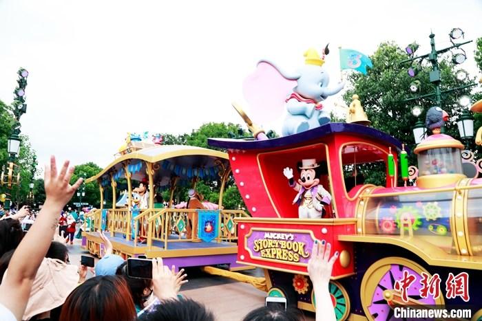 6月16日，在歡快雀躍的生日快樂歌聲中，上海迪士尼樂園迎來五周歲生日，一眾華特迪士尼公司動畫電影中的角色載歌載舞，與中外游客一起在上海迪士尼樂園城堡前共同慶祝這一里程碑式的日子?！?<a target='_blank' href='http://www.chinanews.com/'>中新社</a>記者 湯彥俊 攝
