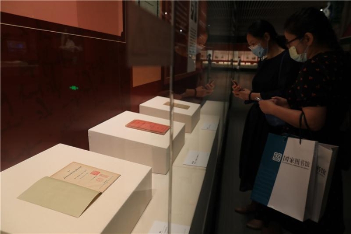 觀眾正在參觀展覽。國(guó)家圖書(shū)館供圖