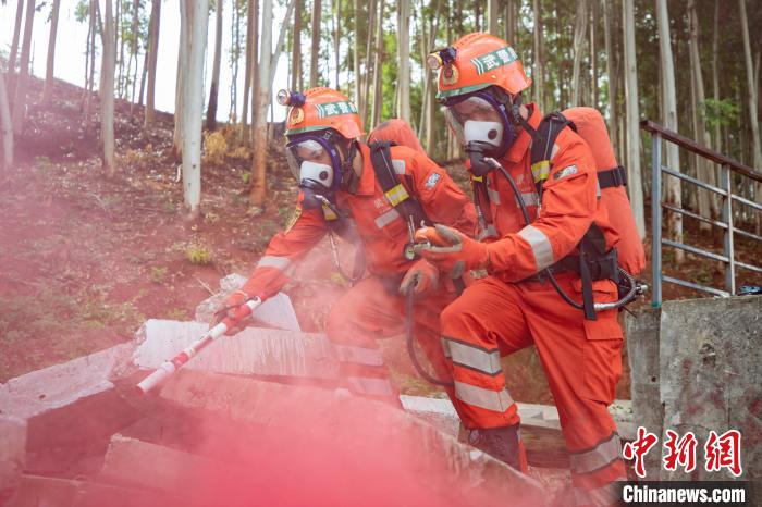 武警官兵利用氣體探測器和漏電檢測儀對救援現(xiàn)場實施偵檢?！∮嗪Ｑ?攝